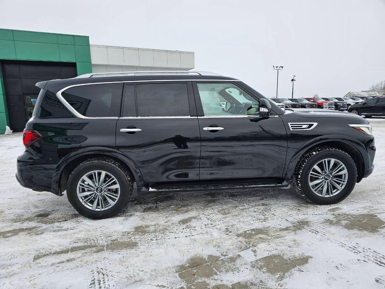2023 Infiniti QX80 LUXE 8 Passenger 4dr 4x4 Photo3