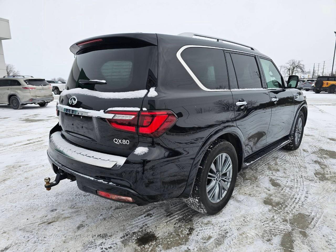 2023 Infiniti QX80 LUXE 8 Passenger 4dr 4x4 Photo4