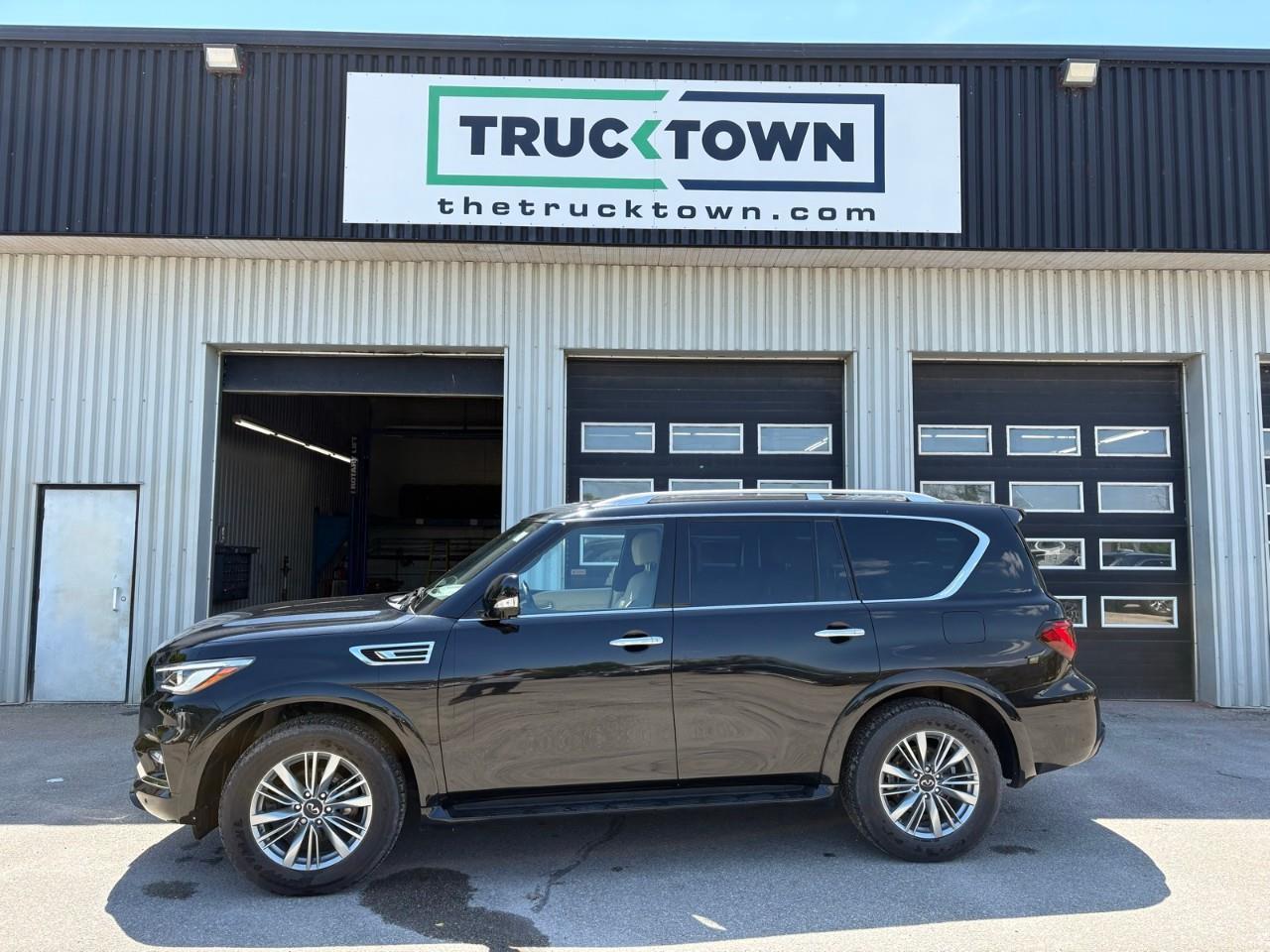 2023 Infiniti QX80 LUXE 8 Passenger 4dr 4x4 Photo