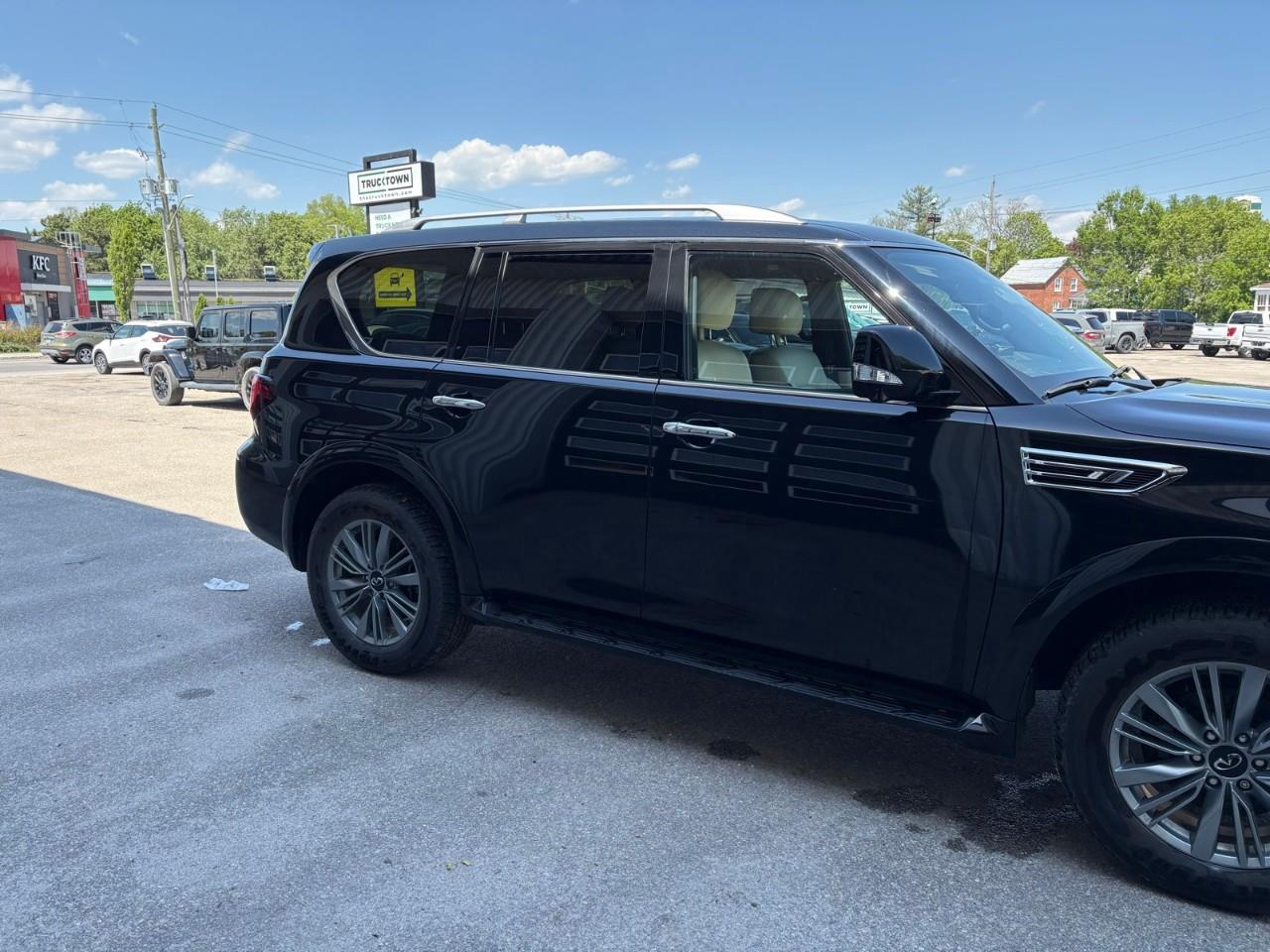 2023 Infiniti QX80 LUXE 8 Passenger 4dr 4x4 Photo