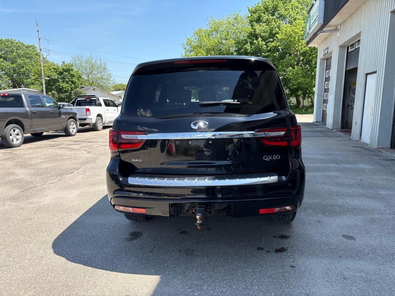 2023 Infiniti QX80 LUXE 8 Passenger 4dr 4x4 Photo