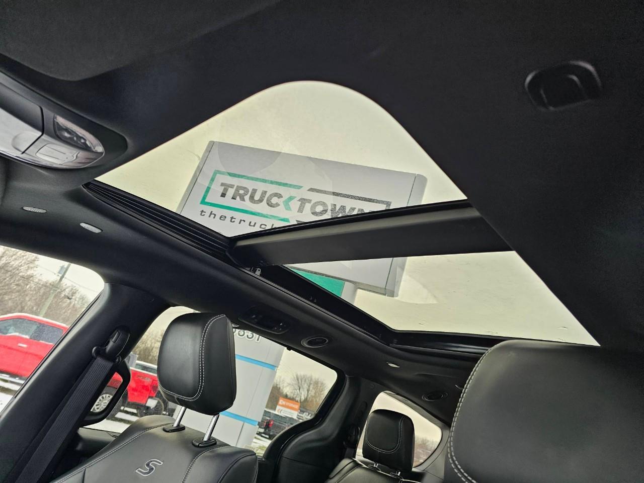 2024 Chrysler Pacifica Touring-L Front-Wheel Drive Passenger Van Photo