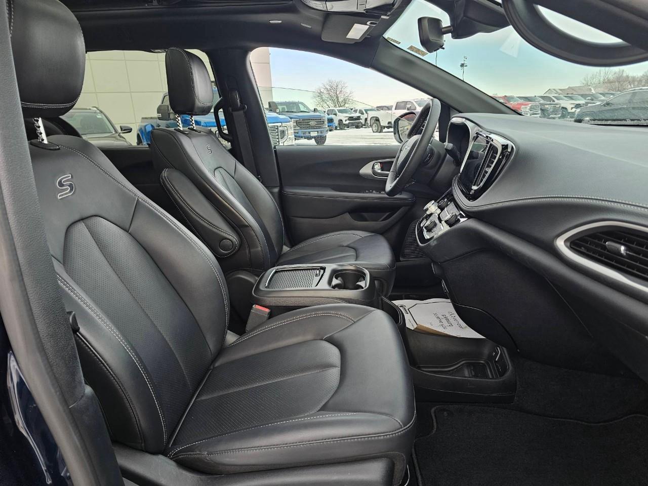 2024 Chrysler Pacifica Touring-L Front-Wheel Drive Passenger Van Photo