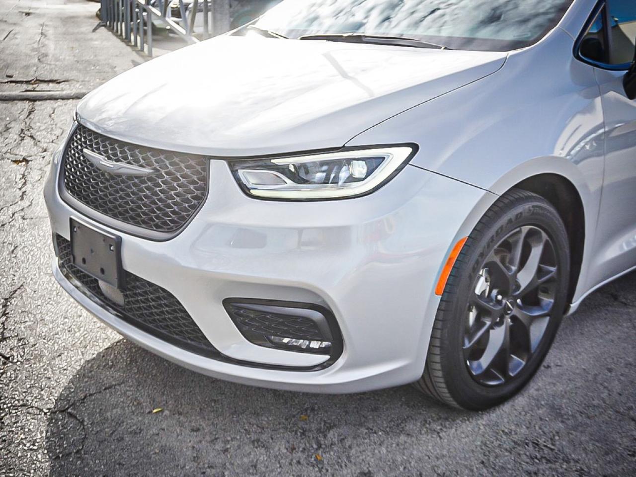 2024 Chrysler Pacifica  Photo3