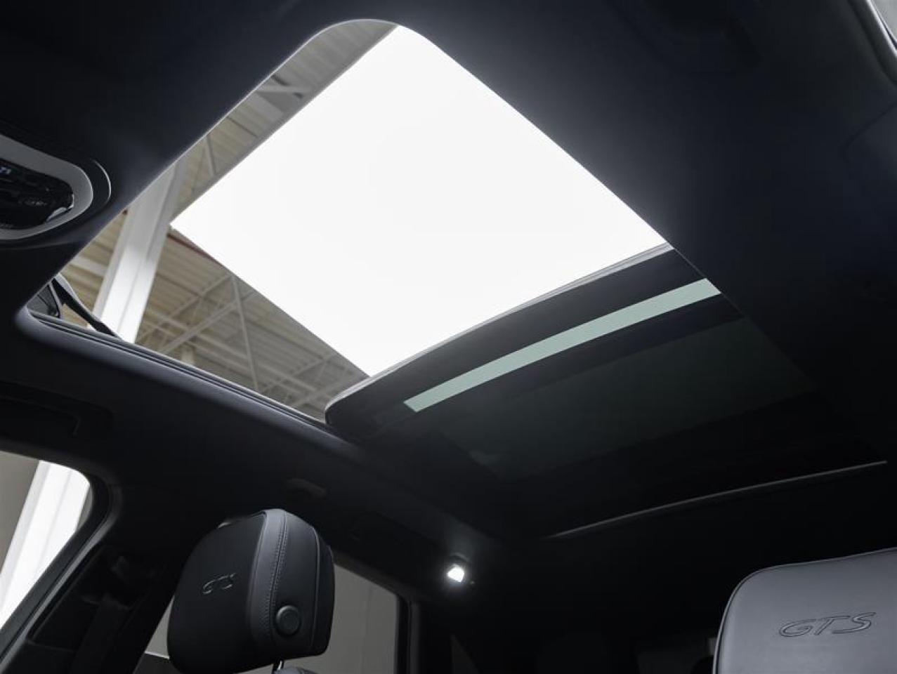 2022 Porsche Macan  Photo