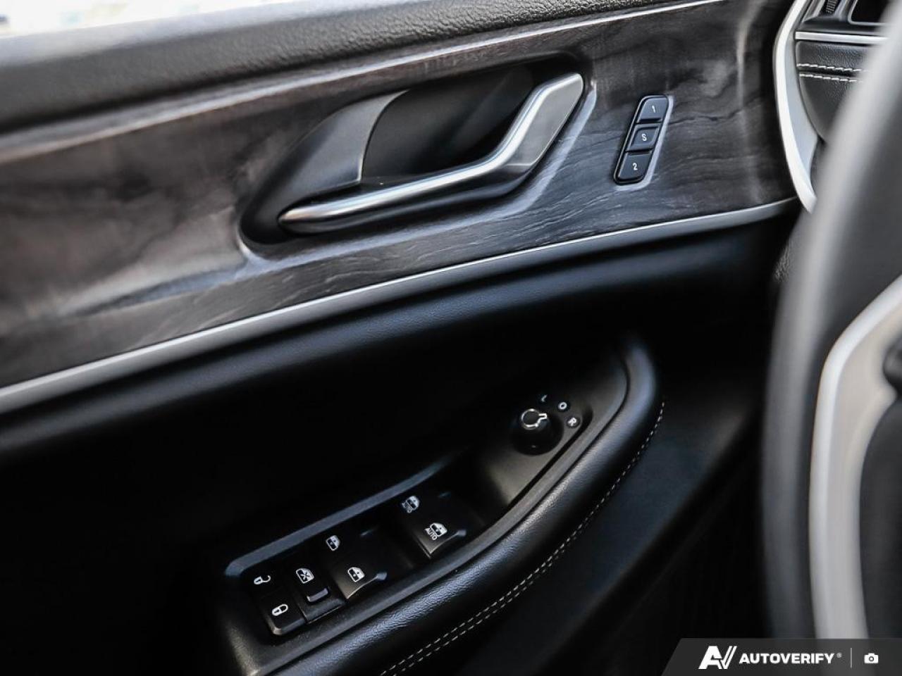 2023 Jeep Grand Cherokee L Limited 4x4 Photo