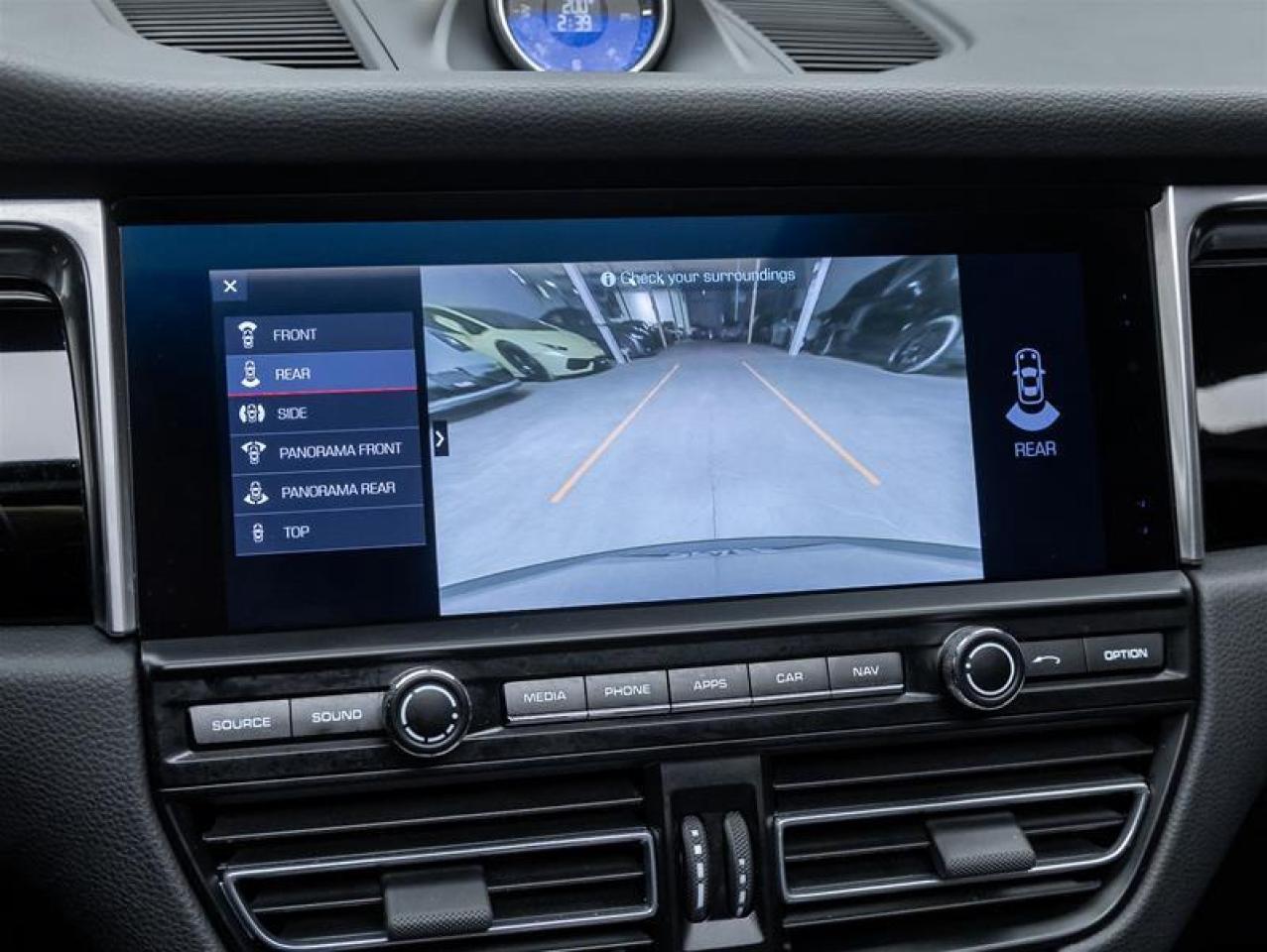 2021 Porsche Macan  Photo