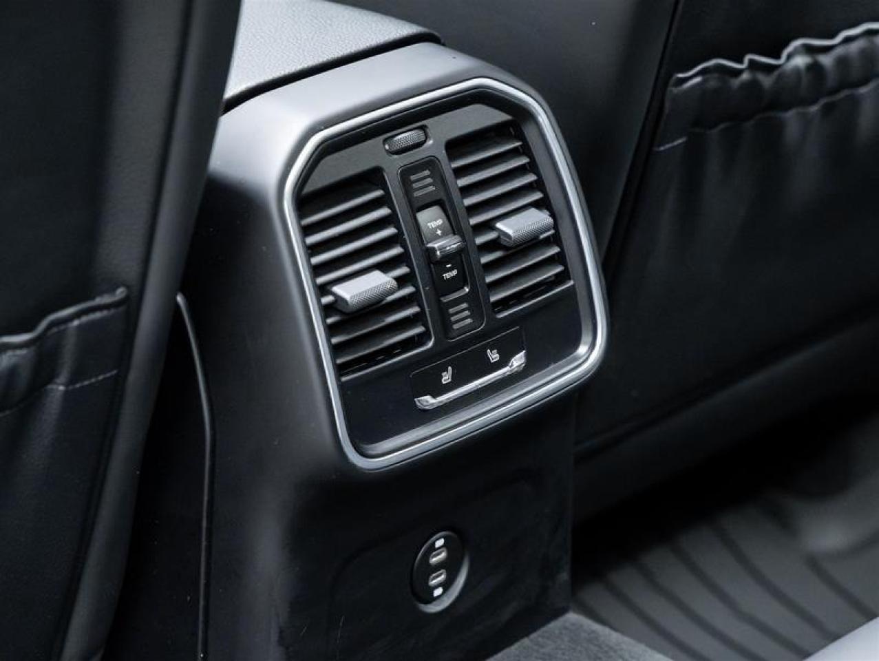 2021 Porsche Macan  Photo