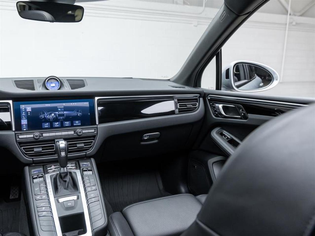 2021 Porsche Macan  Photo