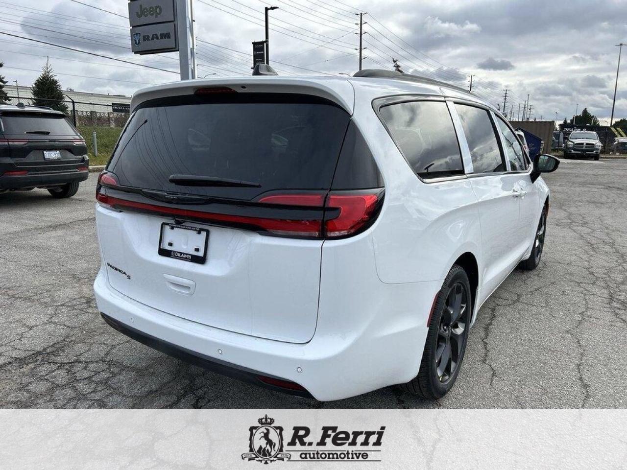 2026 Chrysler Pacifica Select Front-Wheel Drive Passenger Van Photo