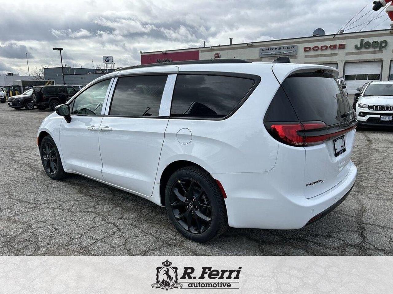 2026 Chrysler Pacifica Select Front-Wheel Drive Passenger Van Photo