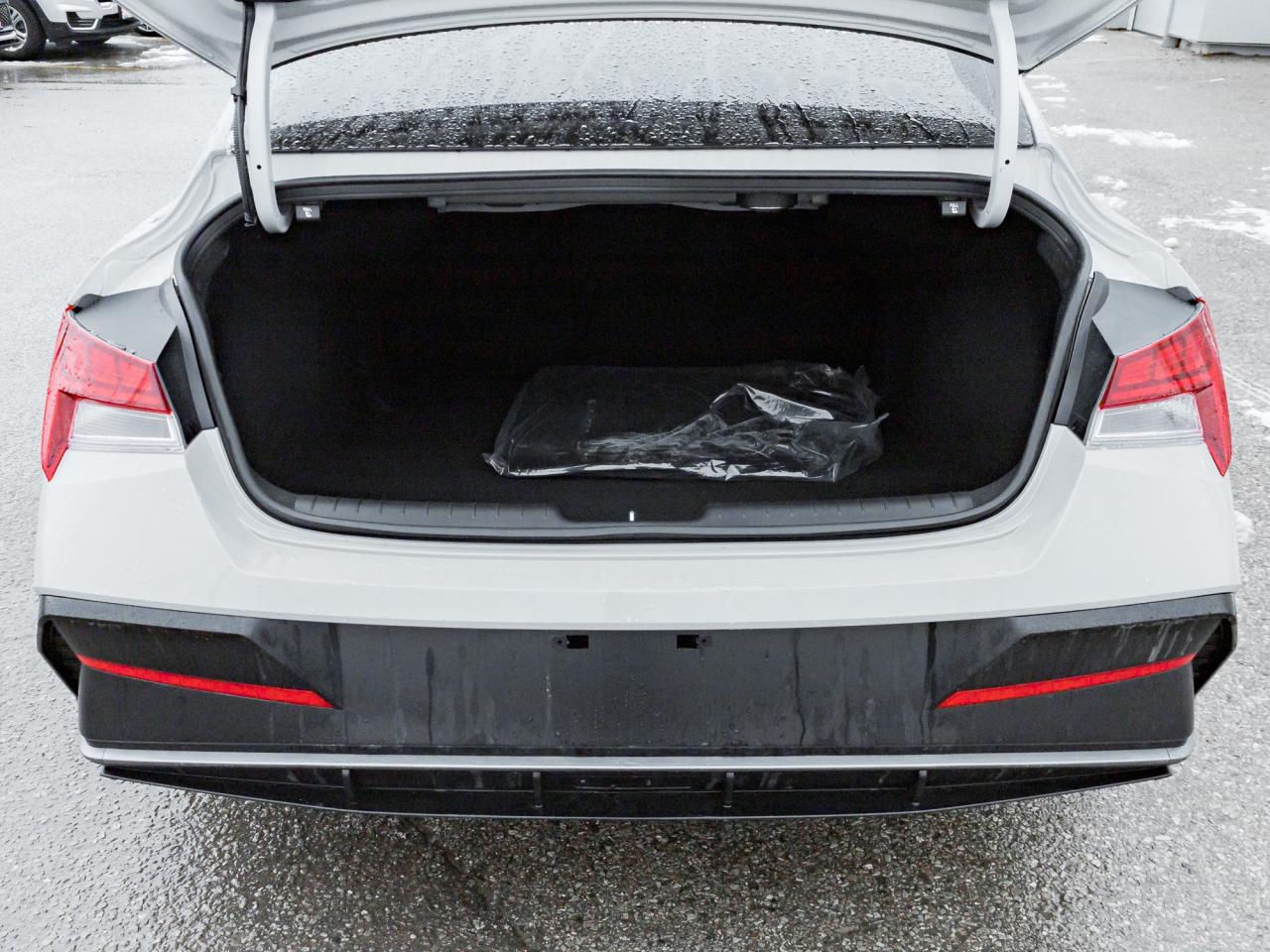 2025 Hyundai Elantra Luxury 4dr Sedan Photo