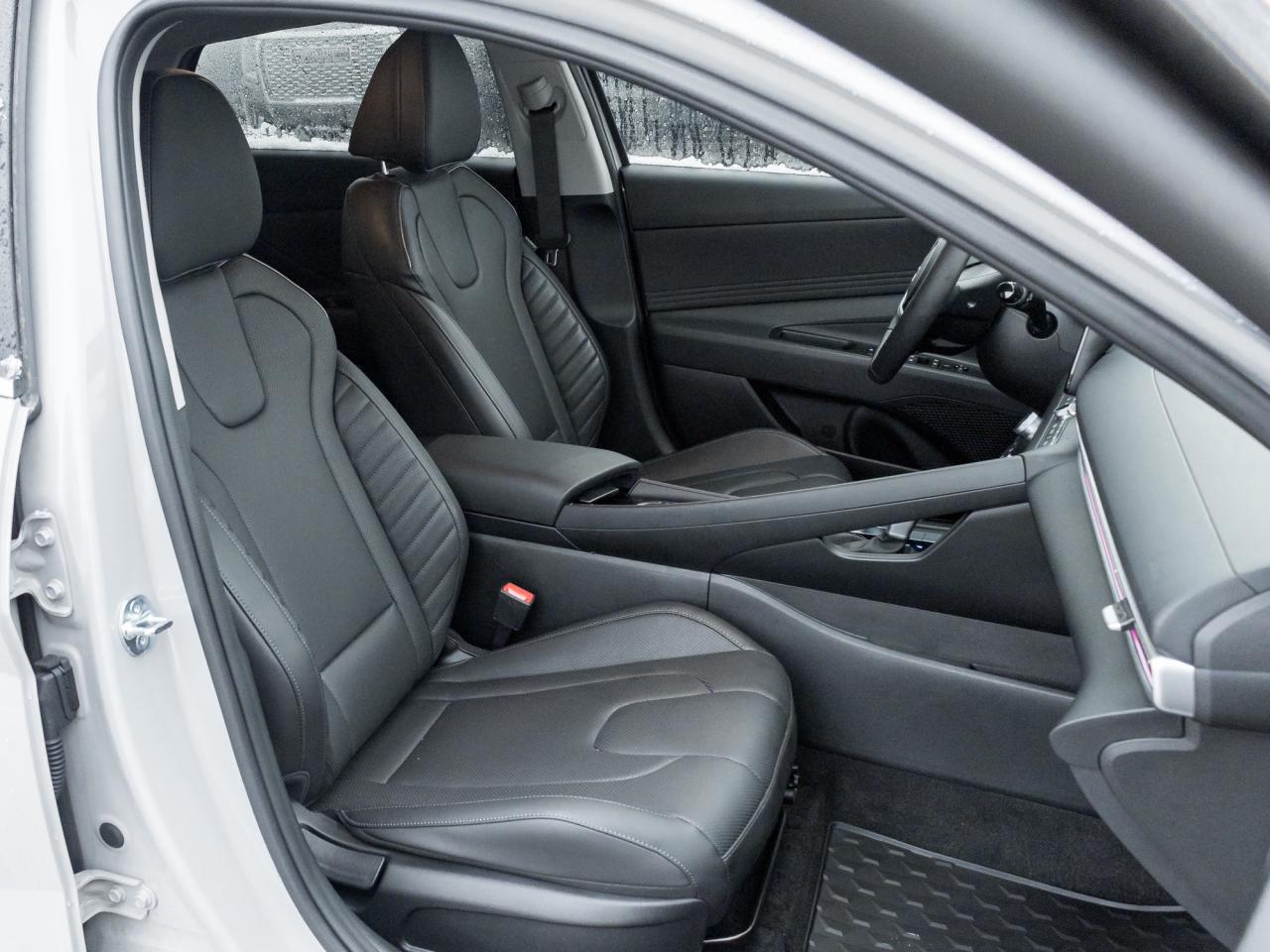 2025 Hyundai Elantra Luxury 4dr Sedan Photo