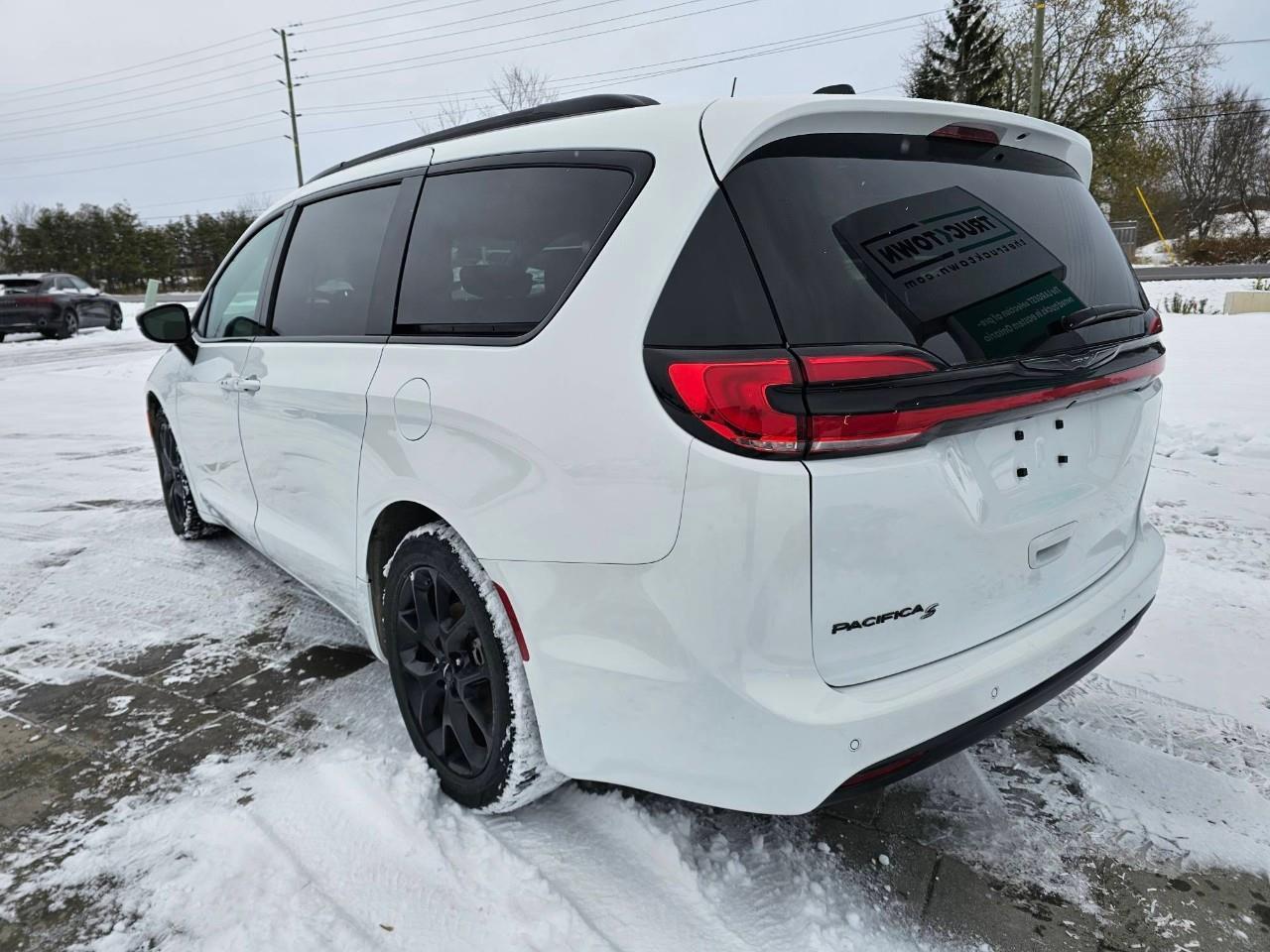 2024 Chrysler Pacifica Touring-L Front-Wheel Drive Passenger Van Photo
