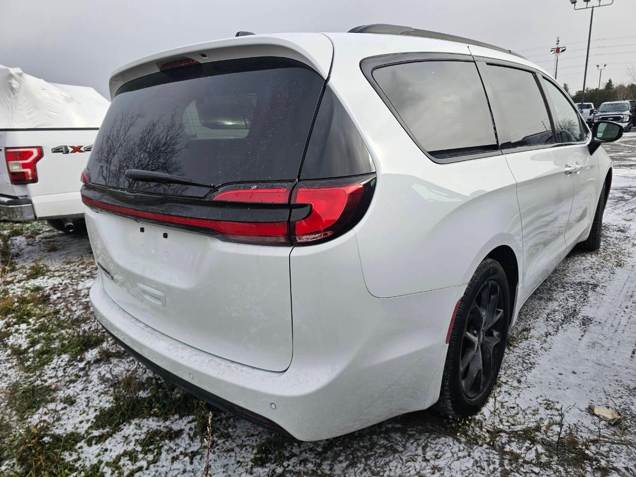 2024 Chrysler Pacifica Touring-L Front-Wheel Drive Passenger Van Photo