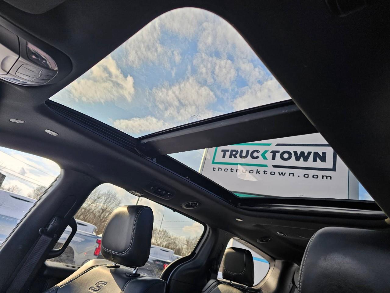 2024 Chrysler Pacifica Touring-L Front-Wheel Drive Passenger Van Photo