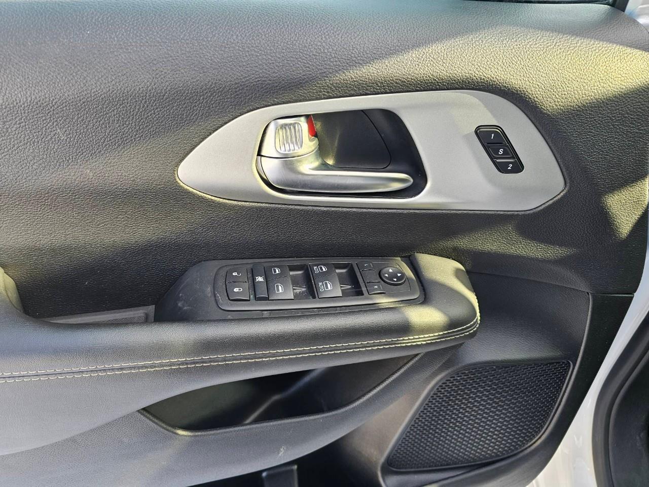 2024 Chrysler Pacifica Touring-L Front-Wheel Drive Passenger Van Photo