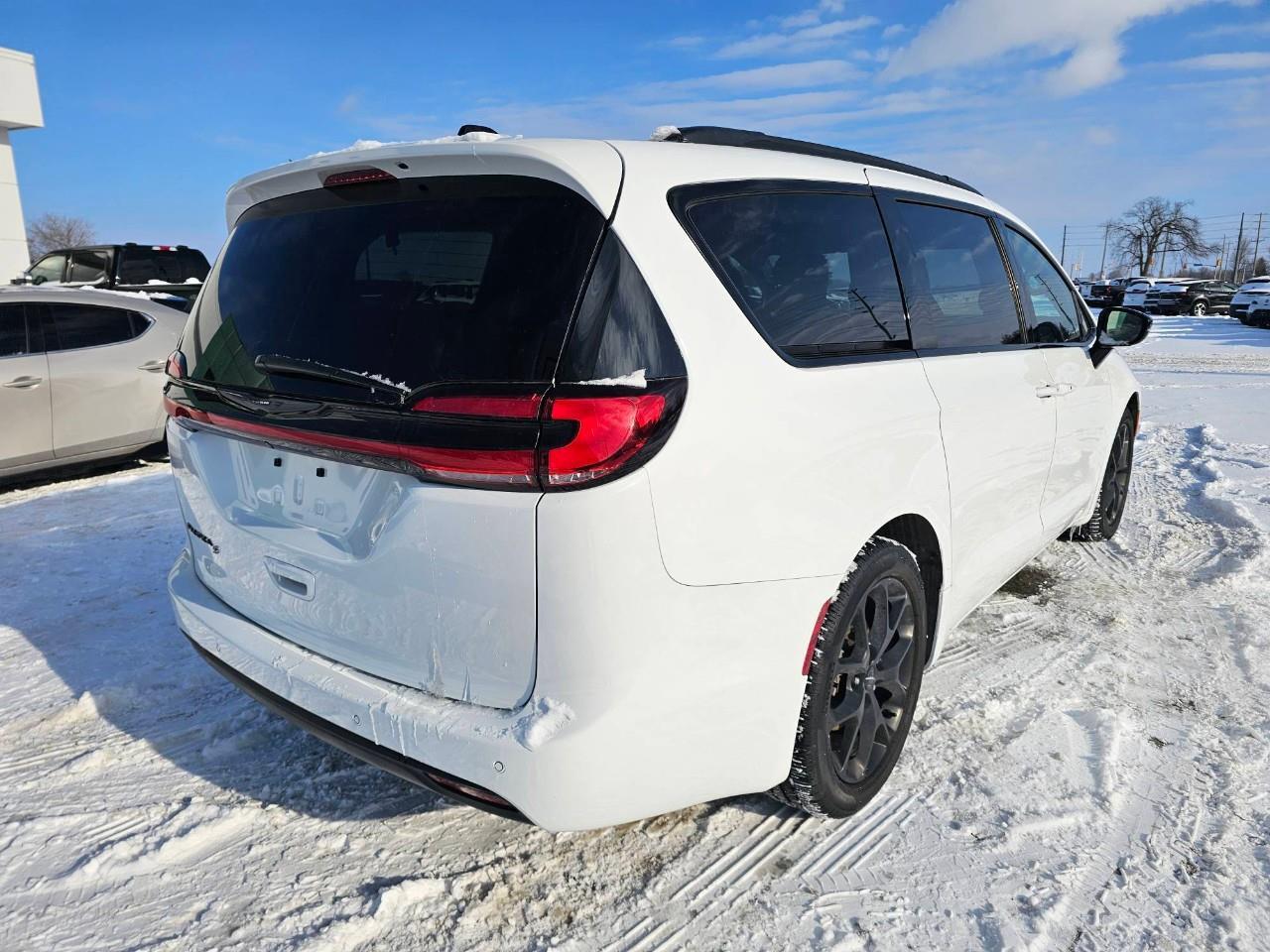 2024 Chrysler Pacifica Touring-L Front-Wheel Drive Passenger Van Photo4