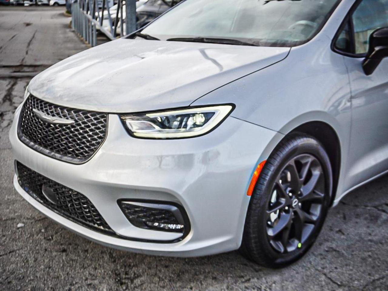 2026 Chrysler Pacifica  Photo3