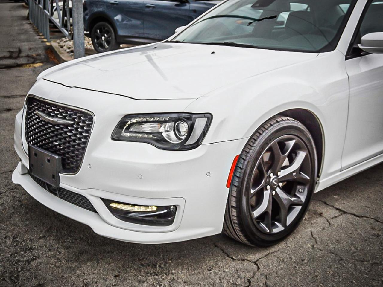 2023 Chrysler 300  Photo3