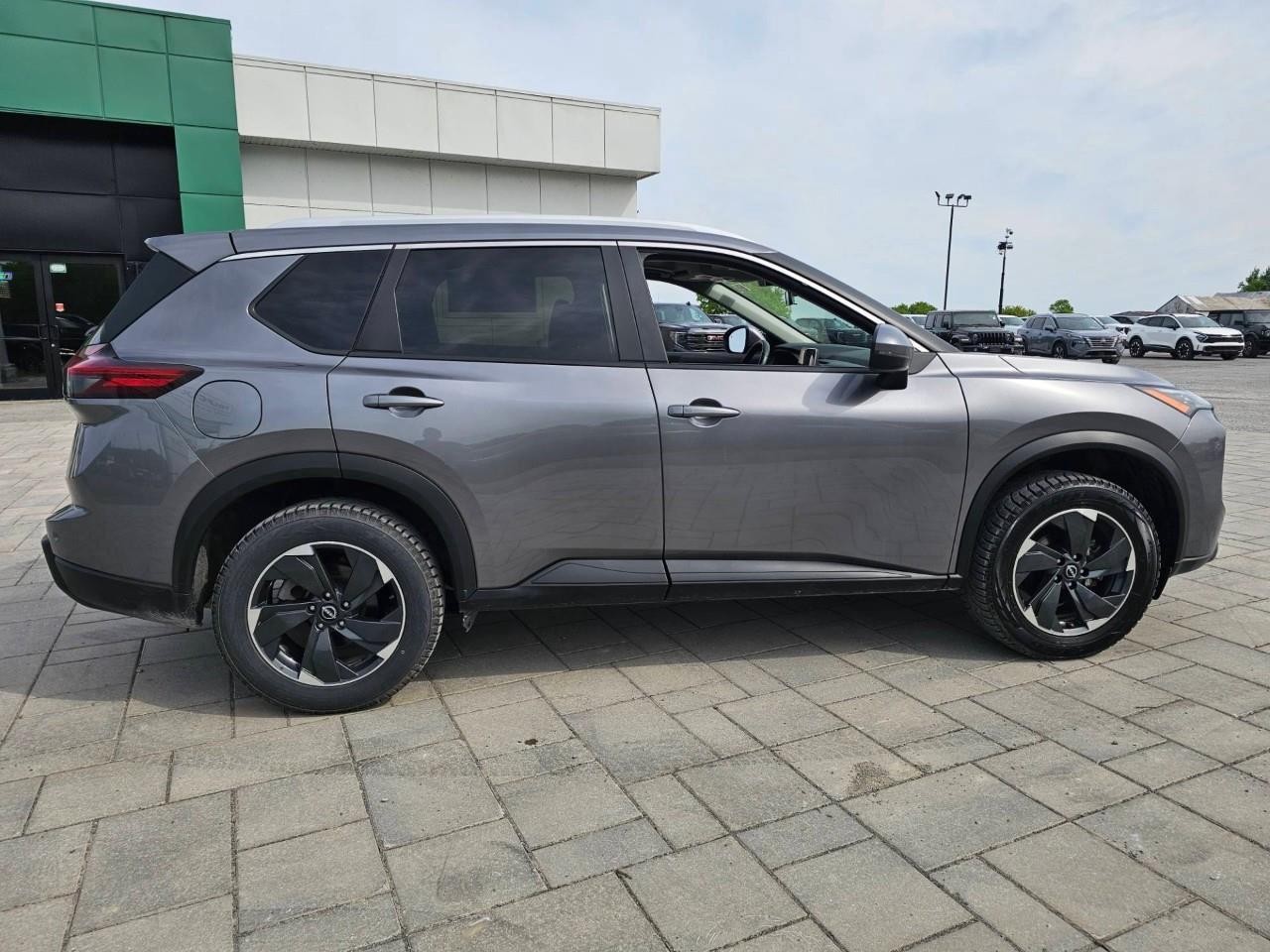 2024 Nissan Rogue SV Moonroof 4dr All-Wheel Drive Sport Utility Photo3