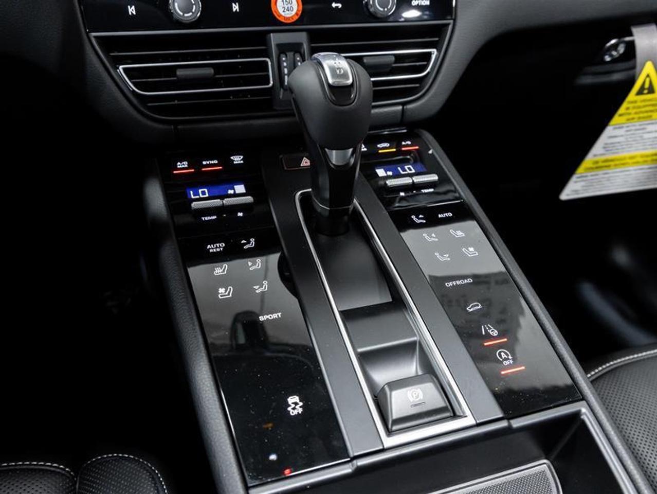 2025 Porsche Macan  Photo