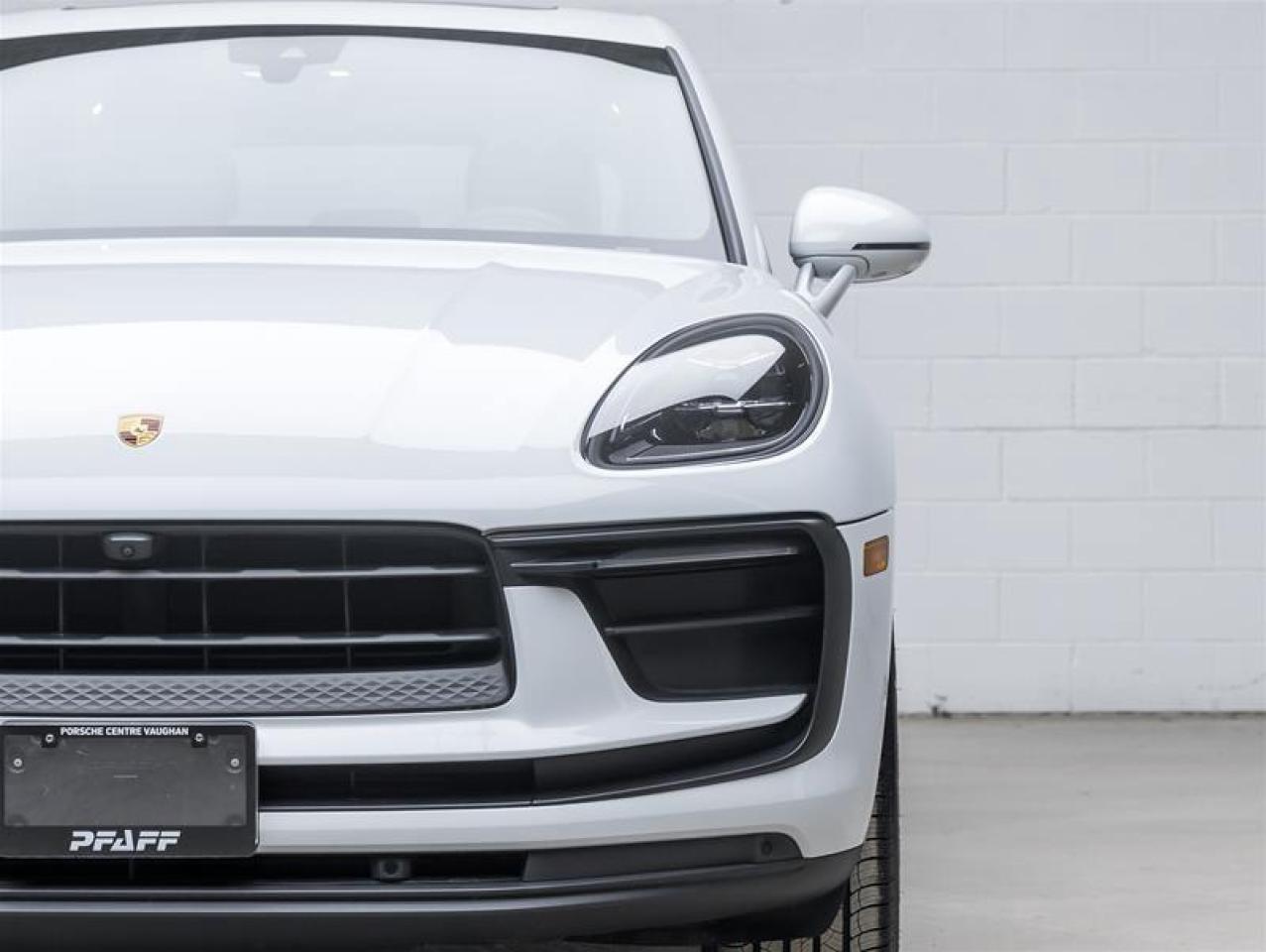 2023 Porsche Macan  Photo3