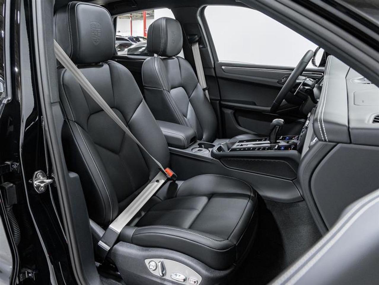 2026 Porsche Macan  Photo