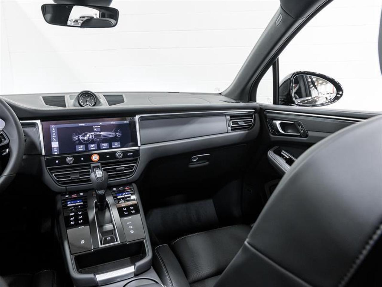 2026 Porsche Macan  Photo