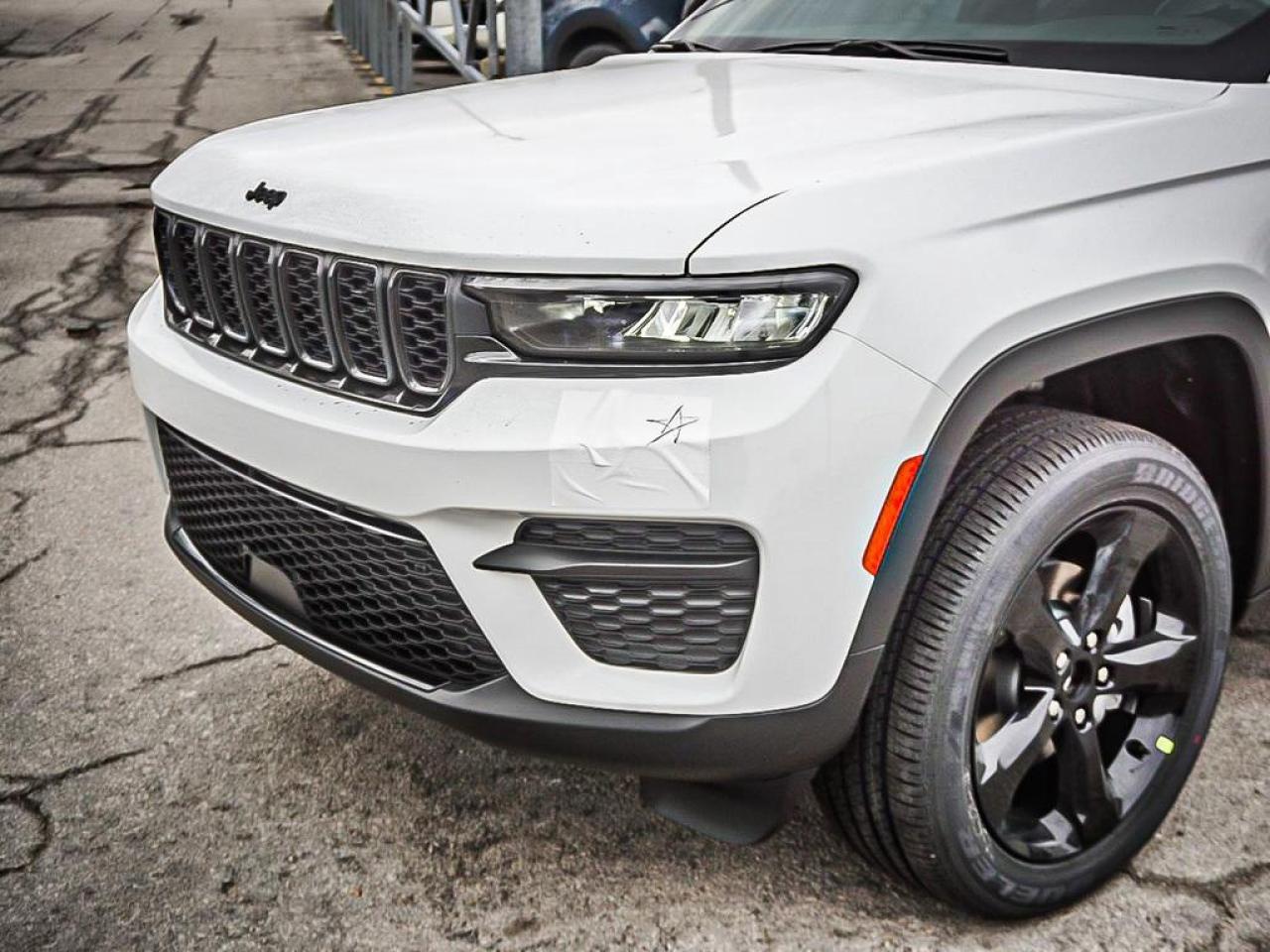 2025 Jeep Grand Cherokee  Photo3