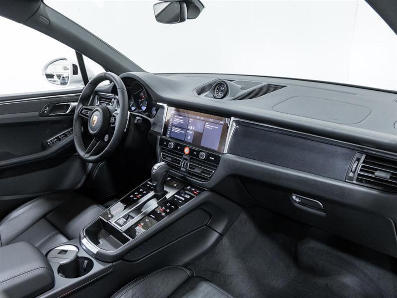 2026 Porsche Macan  Photo