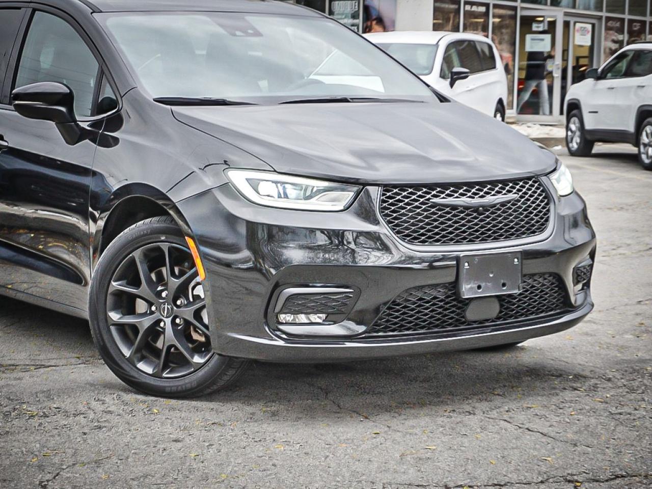 2023 Chrysler Pacifica  Photo3