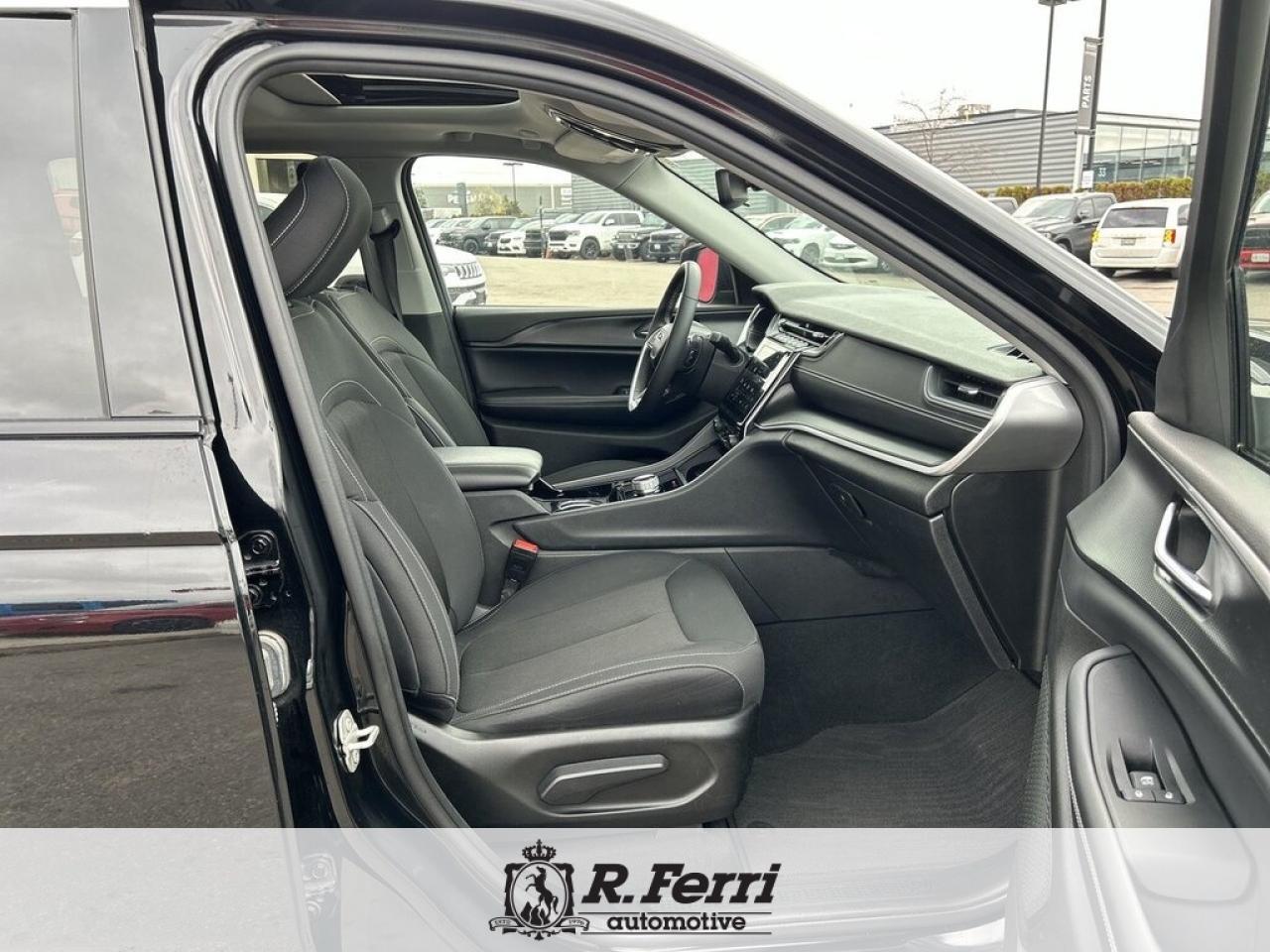 2023 Jeep Grand Cherokee Laredo 4dr 4x4 Photo