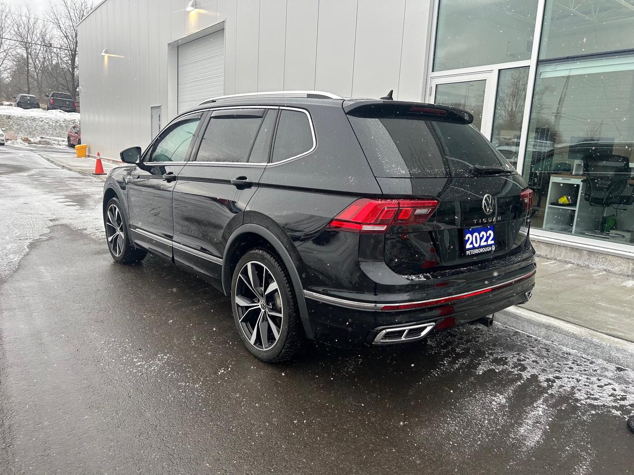 2022 Volkswagen Tiguan Highline R-LINE 4dr All-wheel Drive 4MOTION Photo2