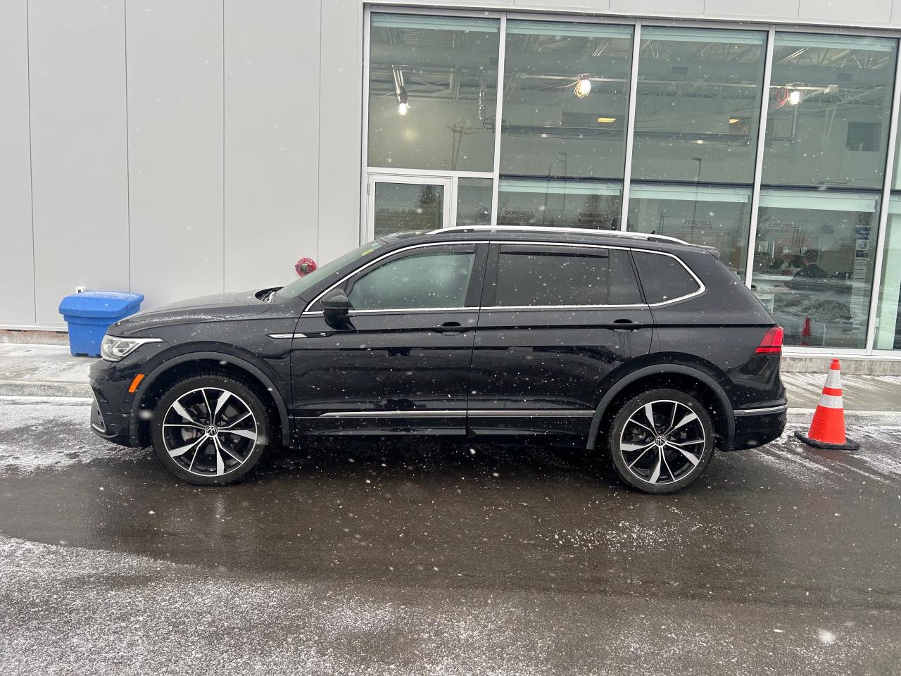 2022 Volkswagen Tiguan Highline R-LINE 4dr All-wheel Drive 4MOTION Photo