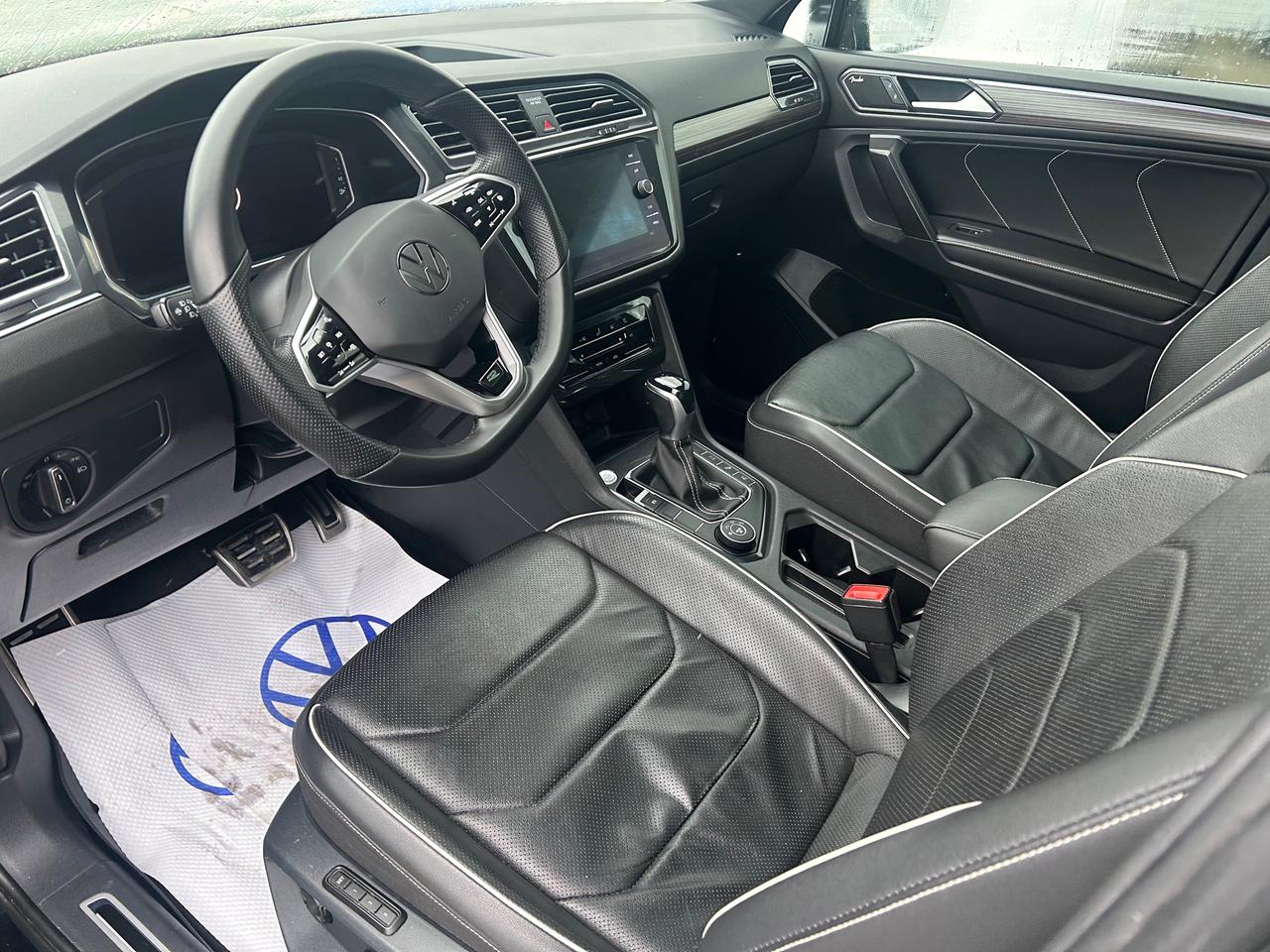 2022 Volkswagen Tiguan Highline R-LINE 4dr All-wheel Drive 4MOTION Photo