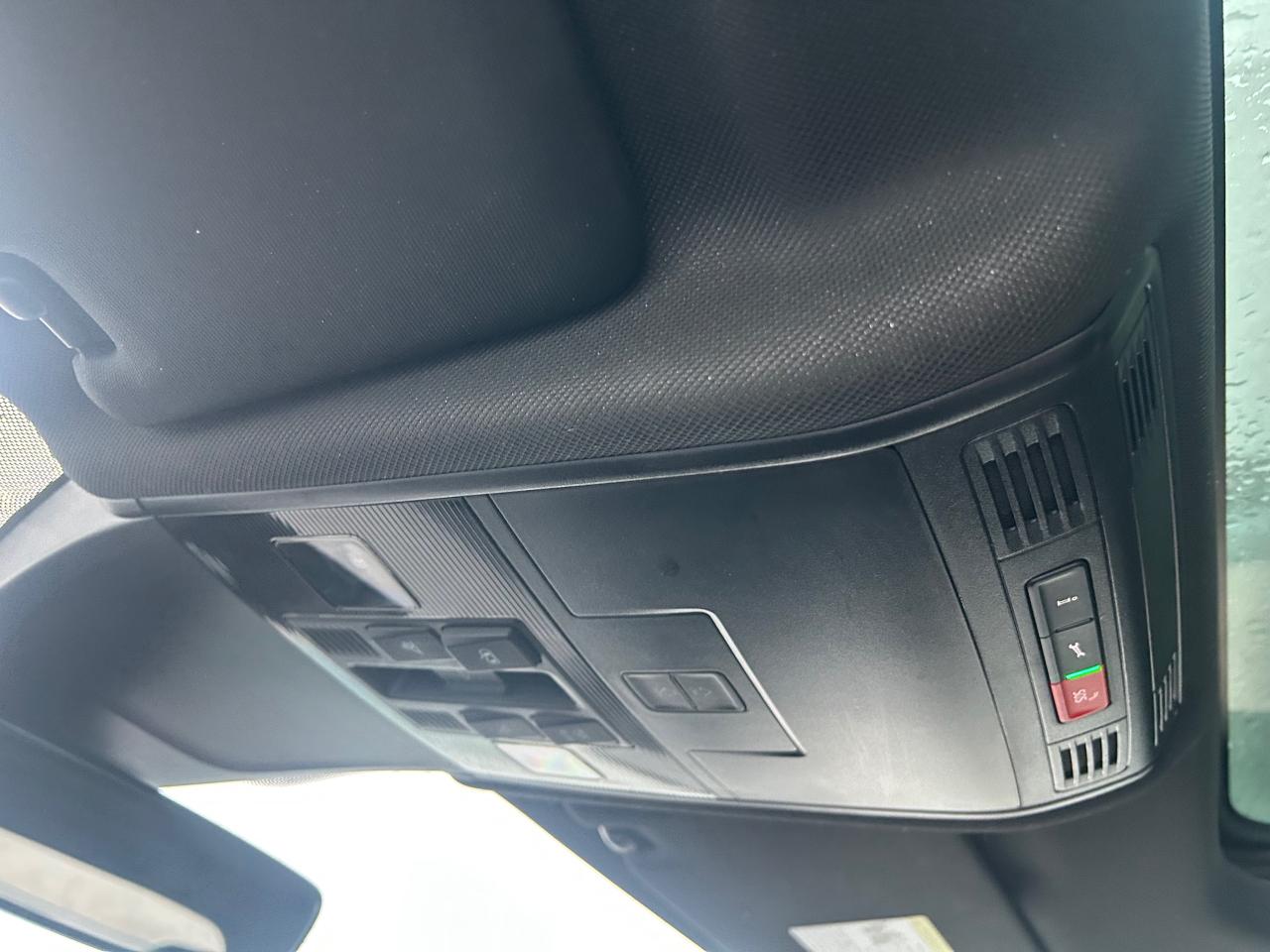 2022 Volkswagen Tiguan Highline R-LINE 4dr All-wheel Drive 4MOTION Photo