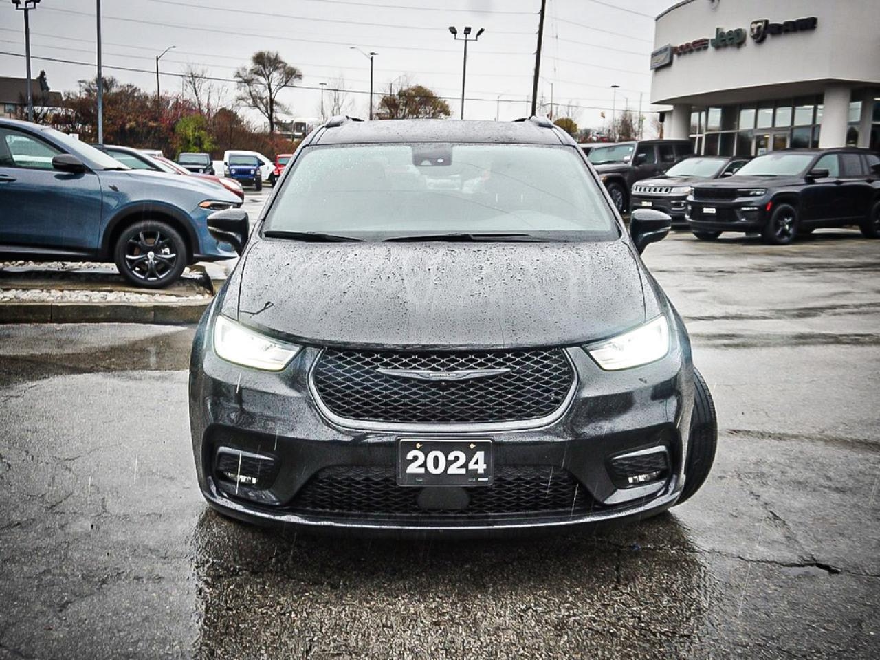 2024 Chrysler Pacifica  Photo2