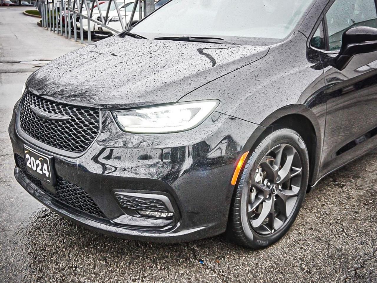 2024 Chrysler Pacifica  Photo3