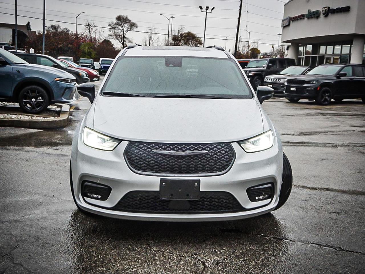 2024 Chrysler Pacifica  Photo2