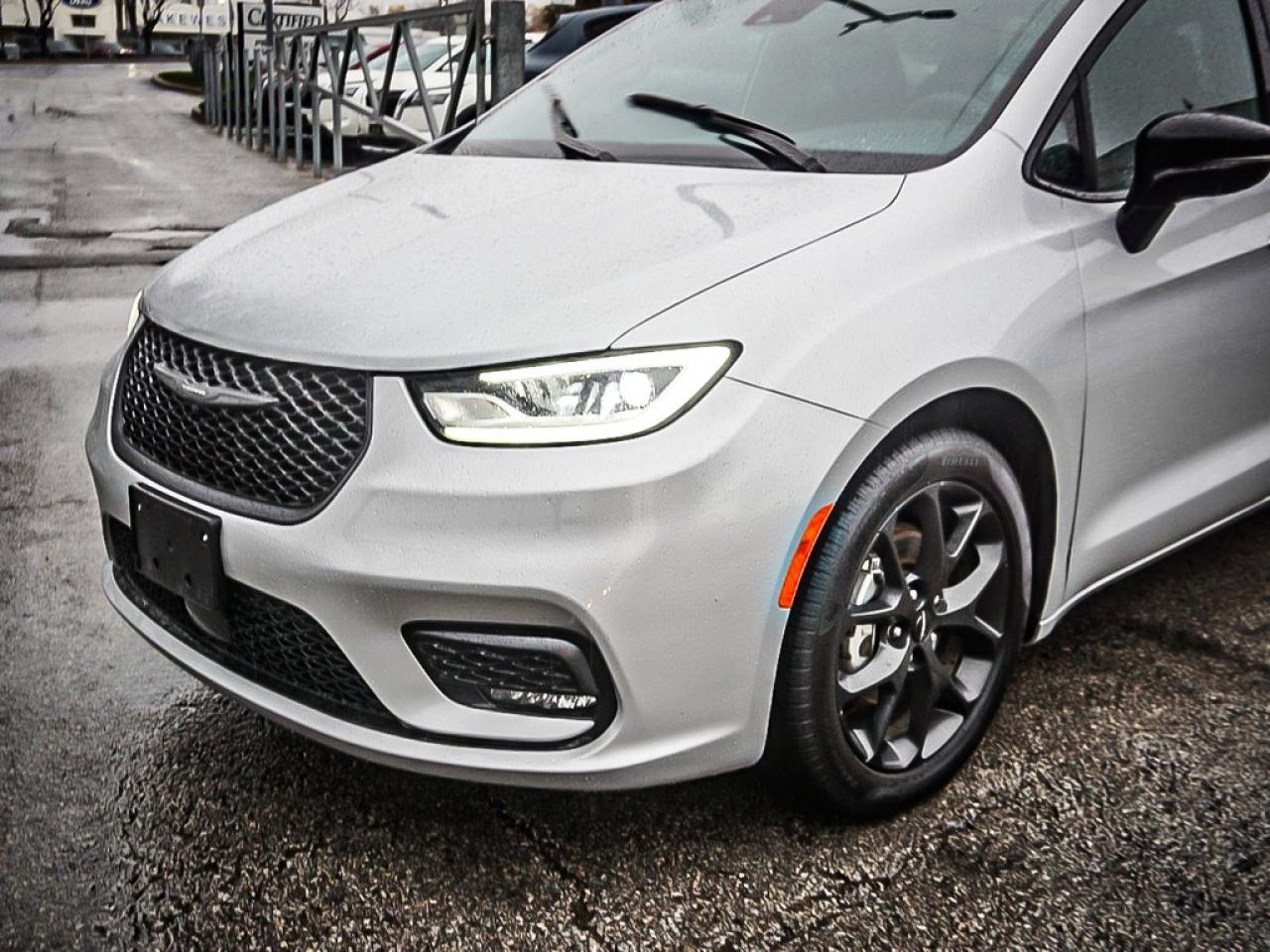 2024 Chrysler Pacifica  Photo3