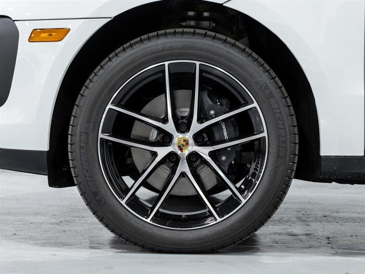 2025 Porsche Macan  Photo4