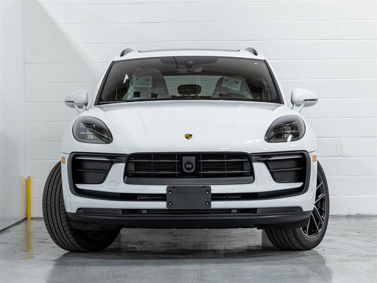 2025 Porsche Macan  Photo3