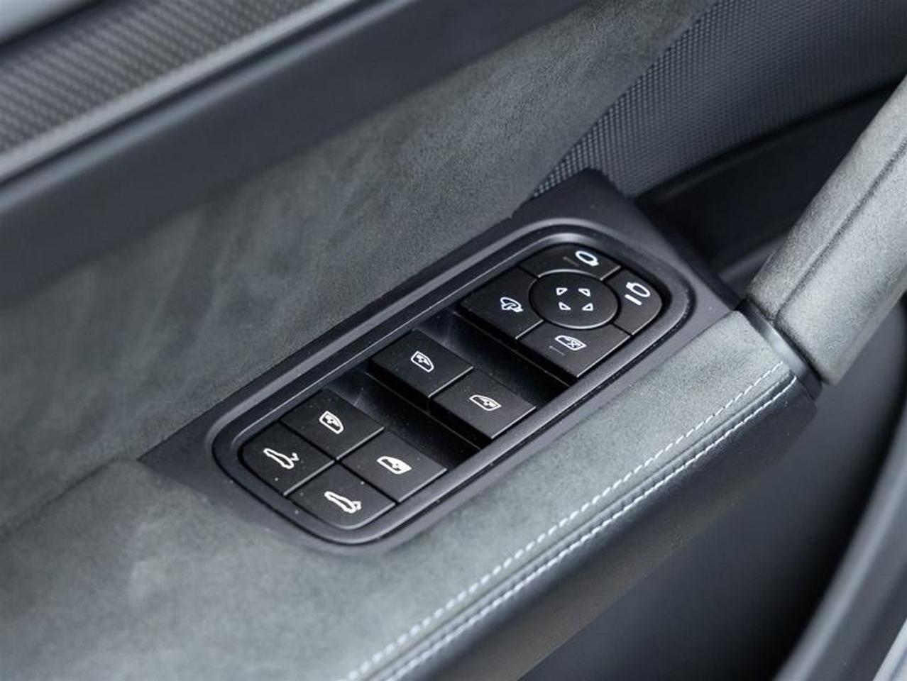 2024 Porsche Cayenne  Photo