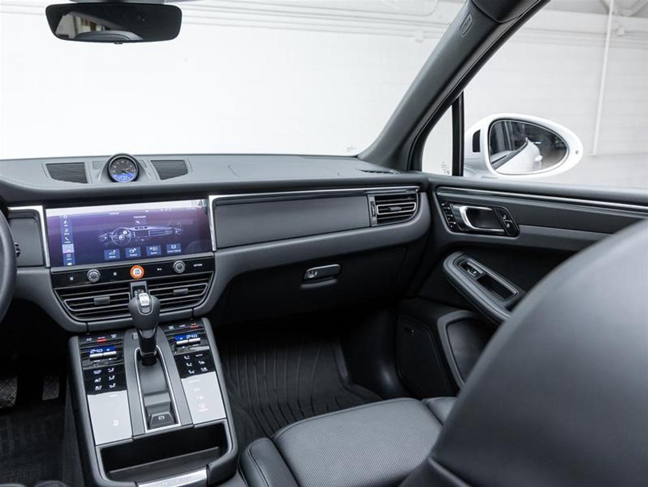2025 Porsche Macan  Photo