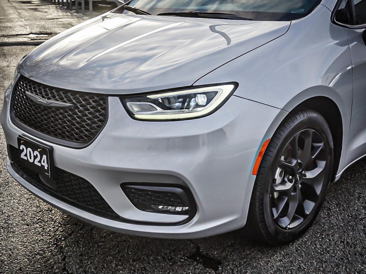 2024 Chrysler Pacifica  Photo3