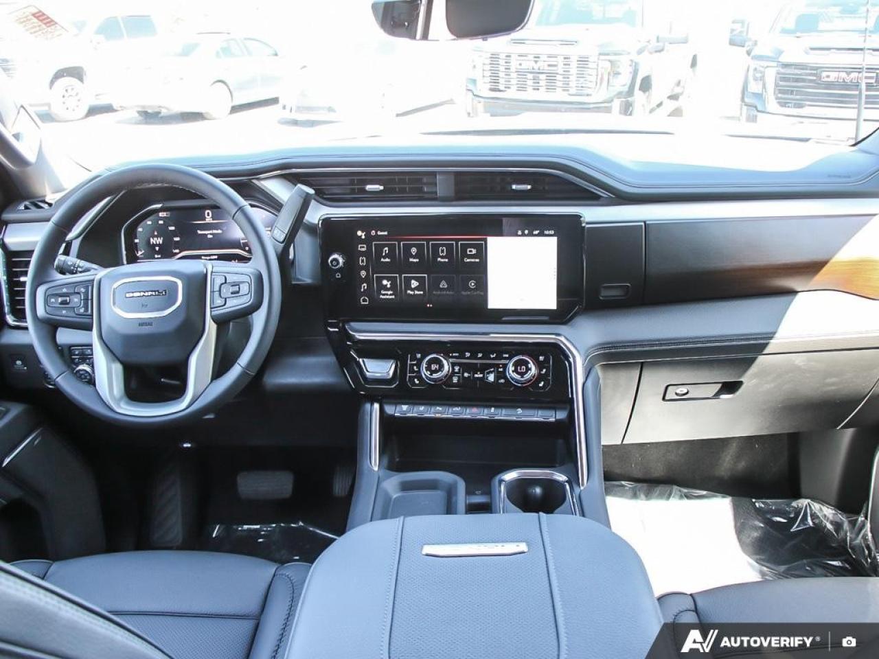 2025 GMC SIERRA 2500HD 4WD Crew Cab Standard Box Denali Photo