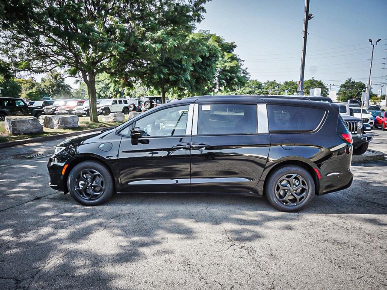 2024 Chrysler Pacifica Hybrid  Photo
