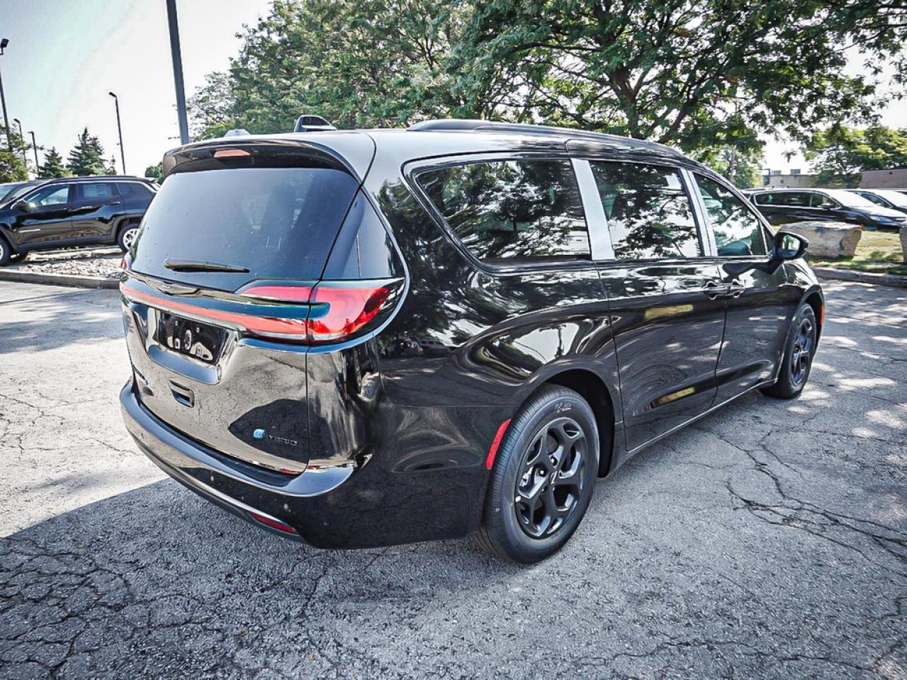 2024 Chrysler Pacifica Hybrid  Photo