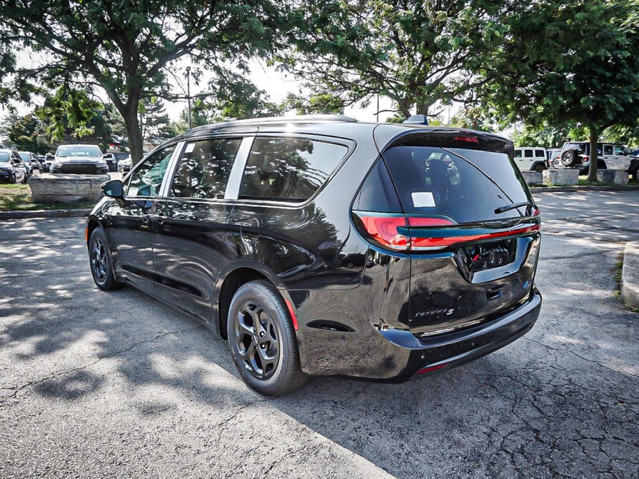 2024 Chrysler Pacifica Hybrid  Photo